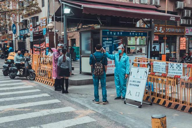 美国疫情最新动态与巷弄深处的小店探索之旅