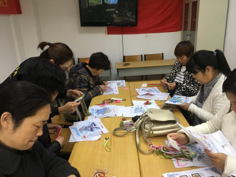 一针一线间的温情与陪伴，最新十字绣图案大全