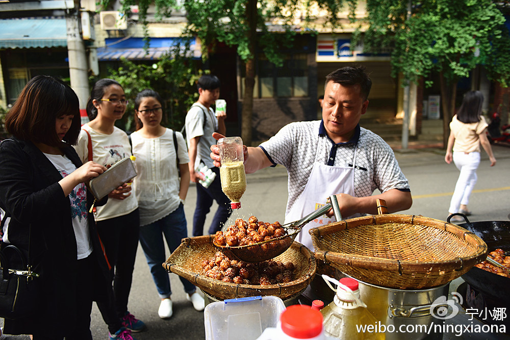 何新最新，小巷中的隐秘美食探索
